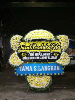 Papan Bunga Duka di Figur